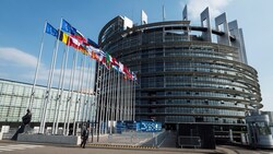 Der eine Sitz des Europäischen Parlaments in Brüssel, der andere ist in Straßburg. (Bild: AFP)