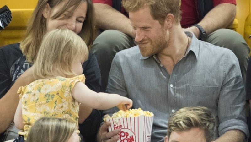 Ein kleines Mäderl stibitzt Prinz Harry frech die Popcorn. (Bild: www.PPS.at)