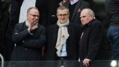 Karl-Heinz Rummenigge, Jan-Christian Dreesen und Uli Hoeneß auf der Bayern-Tribüne (Bild: GEPA)