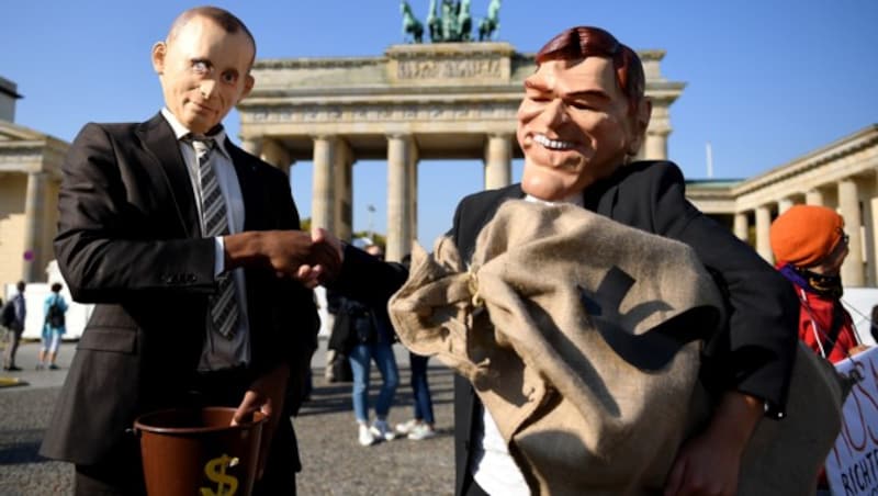 Protest gegen Schröders neuen Job in Russland in Berlin (Bild: AFP)