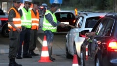 Bei der Grenzkontrolle half auch der falsche Name nicht (Symbolbild). (Bild: APA/BUNDESHEER/ARNO PUSCA)