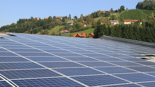 Das Sonnenkraftwerk liefert seit Juli sauberen Strom für etwa 1000 Haushalte in der Region. (Bild: Josef Fürbass)