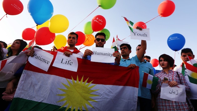 Mit Fahnen und Luftballons protestieren Kurden in Erbil gegen die Drohungen aus Bagdad. (Bild: AFP)