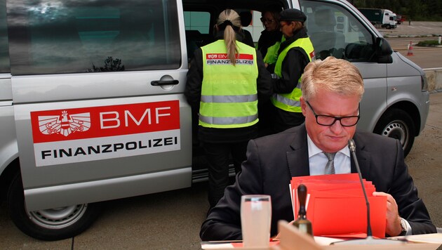 Die Finanzpolizei ist in Linz oft vergeblich im Einsatz - Bürgermeister Luger bei Akten-Durchsicht. (Bild: Hannes Wallner, Harald Dostal)
