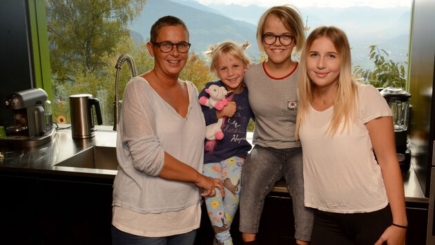 Emma (2. von re.), umgeben von Mama Caroline (li.) und ihren zwei Schwestern Lena (re.) und Frieda. (Bild: Andreas Fischer)