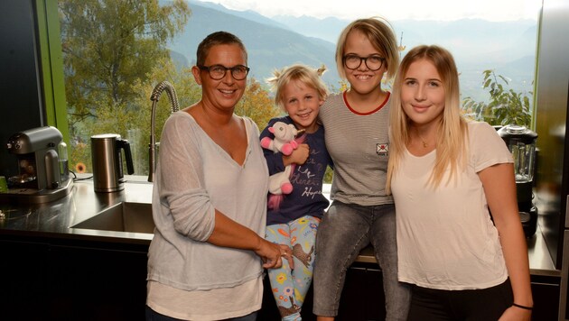 Emma, umgeben von Mama Caroline (links) sowie ihren zwei Schwestern Lena (rechts) und Frieda. (Bild: Andreas Fischer)
