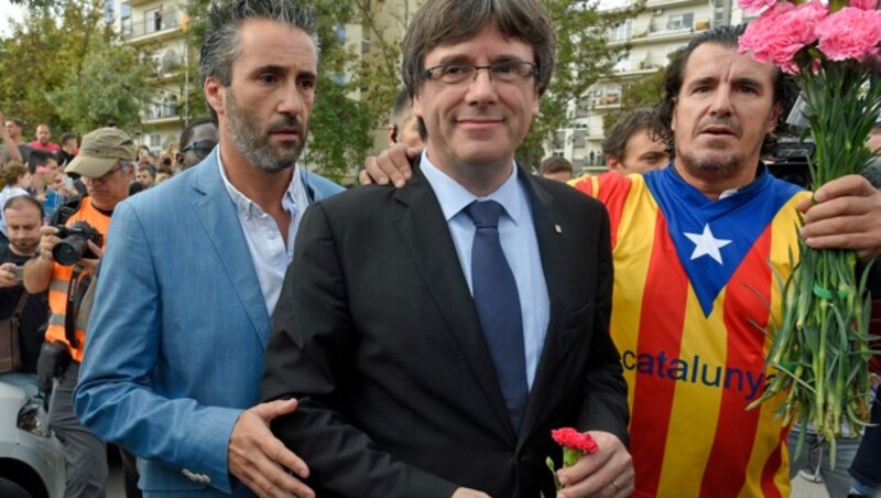 Der Ex-Chef der katalanischen Regionalregierung, Carles Puigdemont, mit Unabhängigkeitsbefürwortern (Bild: APA/AFP/LLUIS GENE)