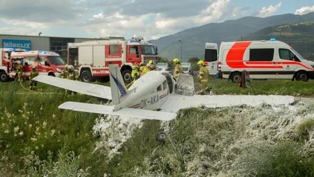 Die tschechische Piper landete im Gras: Co-Pilot tot! (Bild: Faistauer)