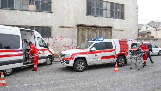 Ein Notarztteam versorgte das Messerstichopfer am Tatort,brachte es dann ins Spital. (Bild: laumat.at / Matthias Lauber)