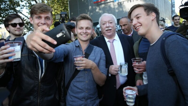 Michael Häupl beim Spritzerstand-Termin am Karlsplatz (Bild: Peter Tomschi)