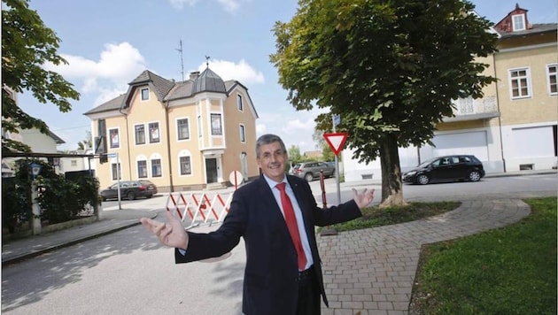 Bürgermeister Peter Schröder im Zentrum, das mit dem Verkauf sein Gesicht verändert (Bild: Markus Tschepp)