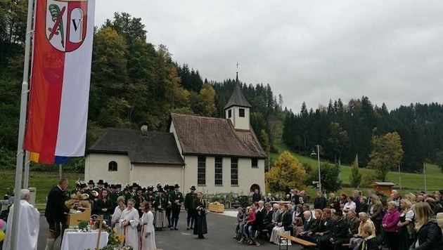 Dorfplatz für die rund 500 Bewohner: Ganz Pöham feierte. (Bild: Stadtgemeinde Bischofshofen)