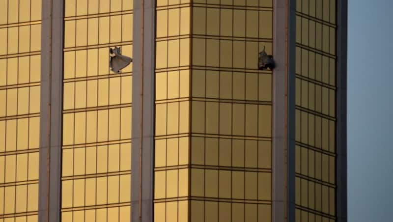 Aus diesem Zimmer im 32. Stock des "Mandalay Bay" feuerte Paddock in die Menschenmenge. (Bild: AP)