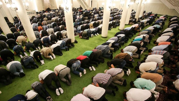 Muslime auf der ganze Welt feiern das Opferfest am Ende des Ramadan. (Bild: EPA)