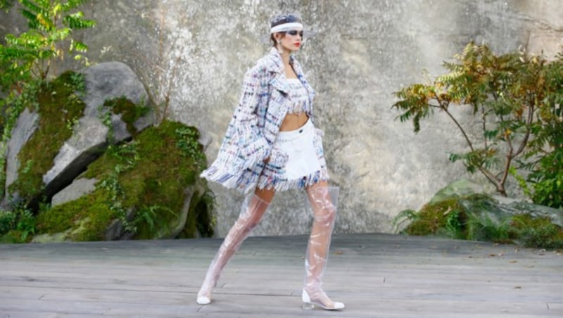 Kaia Gerber zeigt in Paris Teile aus Karl Lagerfelds Frühjahr/Sommer-2018-Kollektion für Chanel. (Bild: Copyright 2017 The Associated Press. All rights reserved.)