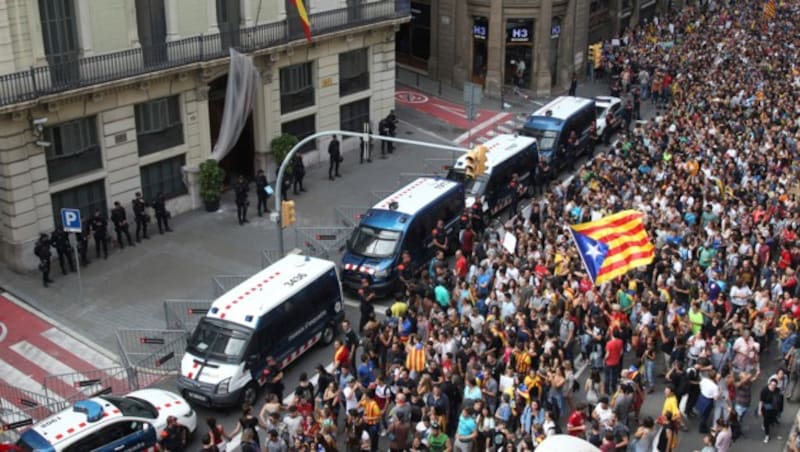 Im Rahmen des Generalstreiks wurde auch vor dem Polizeihauptquartier in Barcelona protestiert. (Bild: AP)