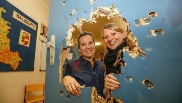 Vandalen-Akt: Lehrerinnen Julia und Anna zeigen Loch, das die Täter in die Tür schlugen (Bild: Markus Tschepp)