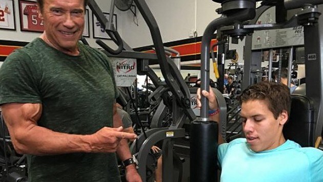 Stolz posiert Arnold Schwarzenegger mit seinem Sohn Joseph. (Bild: instagram.com/schwarzenegger)