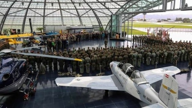 Neues Kommando: Offizieller Akt im Hangar-7, dann flogen Eurofighter und Helikopter (Bild: Bundesheer/Pusch/Steger)