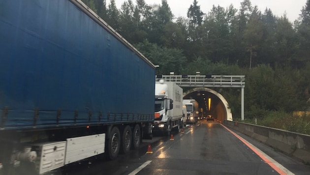 Mit maximal 60 km/h müssen sich Autofahrer durch die Tunnelketten auf der A2 kämpfen. (Bild: Evelyn Hronek)
