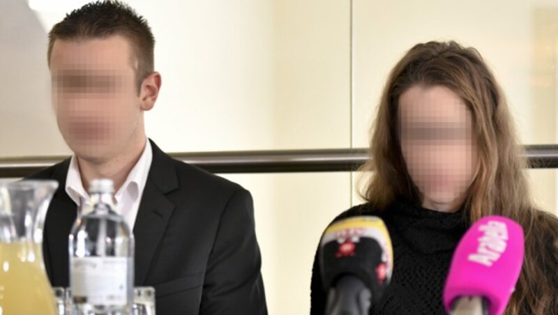 Sohn und Tochter des steirischen Arztes bei einer Pressekonferenz (Bild: APA/HERBERT NEUBAUER)