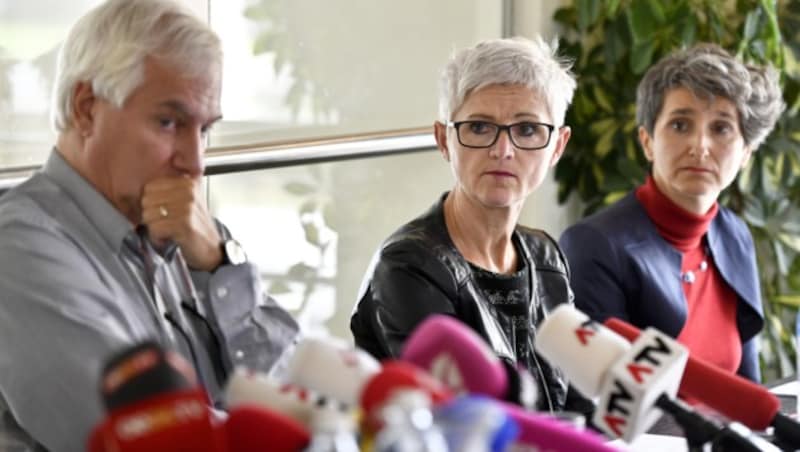 Patrick Frottier (Facharzt für Psychiatrie), Maria Rösslhumer und Katharina Beclin (Bild: APA/HERBERT NEUBAUER)