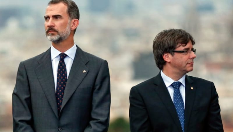 Zerrüttetes Verhältnis: König Felipe (li.) und Kataloniens Regierungschef Puigdemont (Bild: PAU BARRENA/AFP)