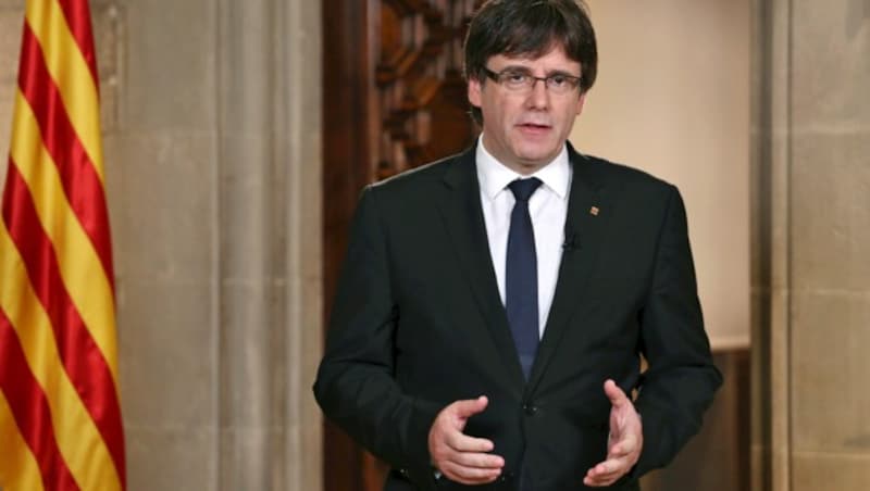 Puigdemont bei seiner TV-Rede (Bild: ASSOCIATED PRESS)