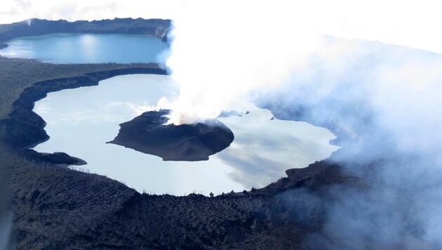 Der in einem See gelegene Vulkan Manaro Voui auf Ambae (Bild: AP/VMGD/GeoHazards Divison)