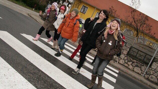 Sind Schüler in Gruppen unterwegs, sinkt ihre Aufmerksamkeit für den Straßenverkehr. (Bild: Markus Schütz)