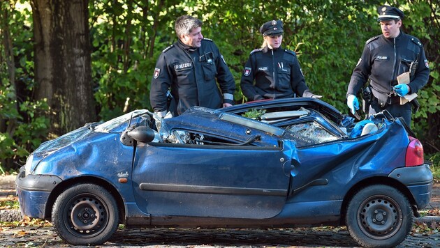 In diesem Auto kam eine Frau in Hamburg ums Leben. (Bild: APA/dpa/Christophe Gateau)