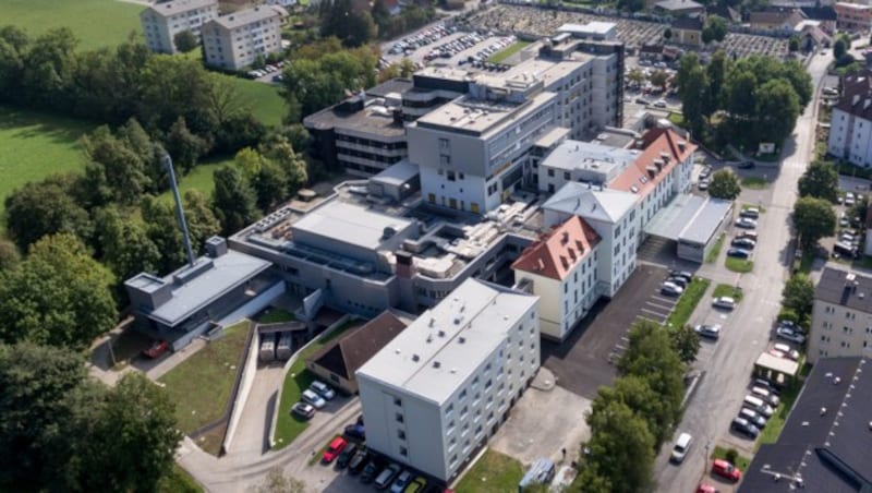 Das Landeskrankenhaus Kirchdorf in Oberösterreich (Bild: APA/FOTOKERSCHI.AT/WERNER KERSCHBAUMMAYR)