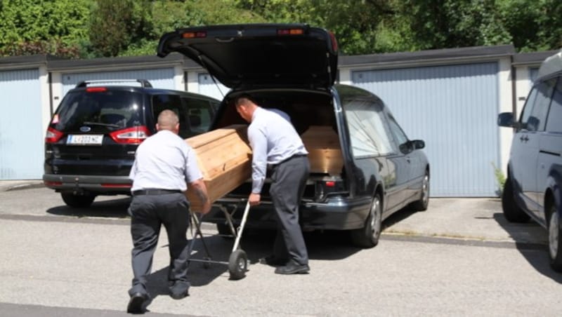 Die Bestatter kamen mit zwei Särgen um die Leichen der Pensionisten zu transportieren. (Bild: Kronen Zeitung)