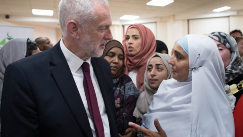 Labour-Chef Jeremy Corbyn besuchte die Mitglieder der Moschee-Gemeinschaft. (Bild: AFP)