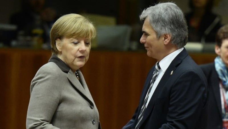 Flüchtlingen bringen Merkel und Faymann in humanitäre Zwickmühle. (Bild: AFP)