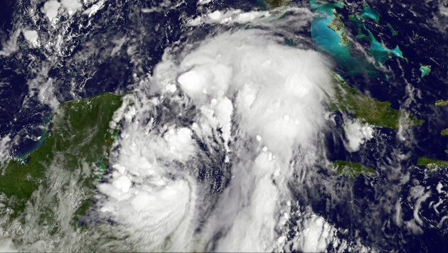 Satellitenaufnahme des Tropensturms "Nate" (Bild: NASA/NOAA GOES Project)
