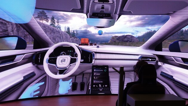 Axel Greiner, Präsident der Industriellenvereinigung OÖ, saß im Simulator für autonomes Fahren. (Bild: Barbara Kneidinger)