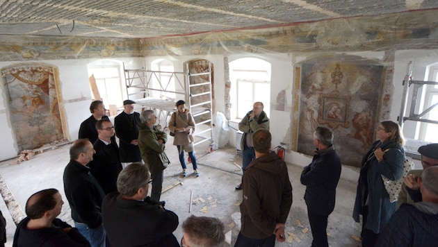 Baustellenführung im Gartenhaus, wo die Fresken entdeckt wurden. (Bild: FISCHER ANDREAS)