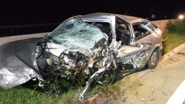 Das ist das Auto der Geisterfahrerin. Die 43-Jährige war sofort tot, ihr Beifahrer überlebte. (Bild: FF Gleisdorf)