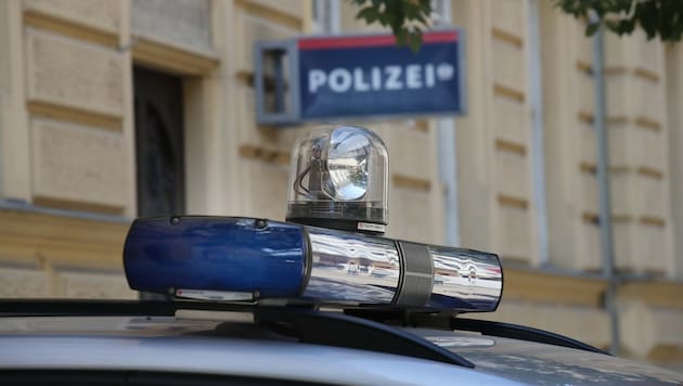 Der 22-Jährige pinkelte vor der Polizeidienststelle direkt neben den Streifenwagen (Symbolbild). (Bild: Jürgen Radspieler (Symbolbild))