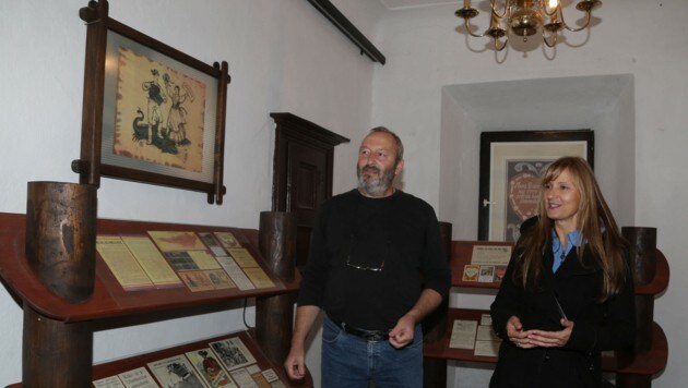 Mit Nataà161a Knez führt Adrijan Zalesnik durchs Museum, das 1997 gegründet worden ist. (Bild: Evelyn Hronek Kamerawerk)