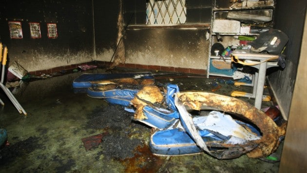 Aufnahme aus dem Inneren des Kindergartens nach der Brandattacke (Bild: AFP)