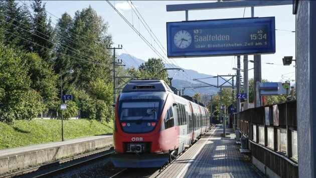 Die moderne Haltestelle in Salzburg-Süd: Der linke Bahnsteig scheint ein wenig zu knapp bemessen? (Bild: Markus Tschepp)