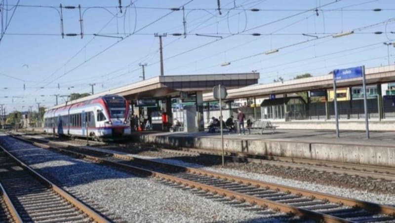 Im Bahnhof von Hallein befindet sich dieser Mittelbahnsteig. Sicher für die vielen Fahrgäste. (Bild: Markus Tschepp)