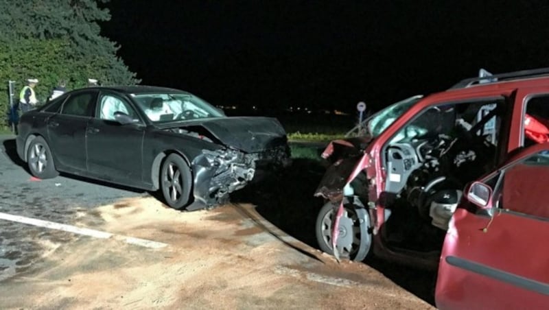 Die beiden Unfallfahrzeuge auf der Packer Bundesstraße bei Völkermarkt (Bild: APA/GERT EGGENBERGER)