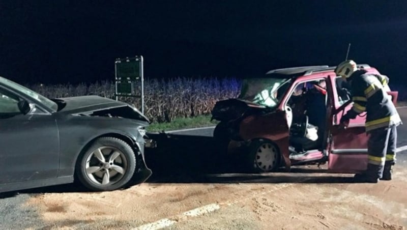 Die beiden Unfallfahrzeuge auf der Packer Bundesstraße bei Völkermarkt (Bild: APA/GERT EGGENBERGER)