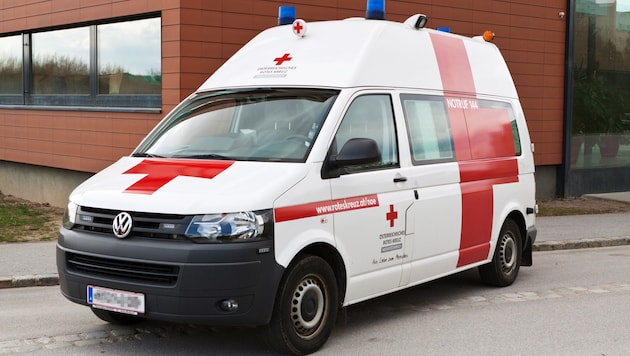 Ambulans ağır yaralı kadını UKH'ye götürdü. (Bild: Österreichisches Rotes Kreuz (Symbolfoto))
