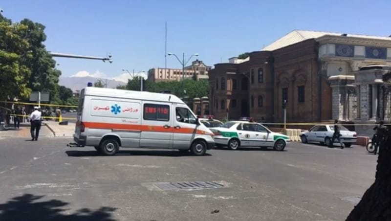 Ein Rettungswagen vor dem Mausoleum (Bild: AFP)