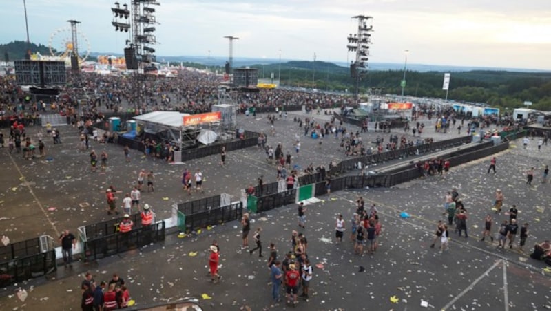 Das Festivalgelände bei "Rock am Ring" leert sich nach der Terrorwarnung. (Bild: AP)