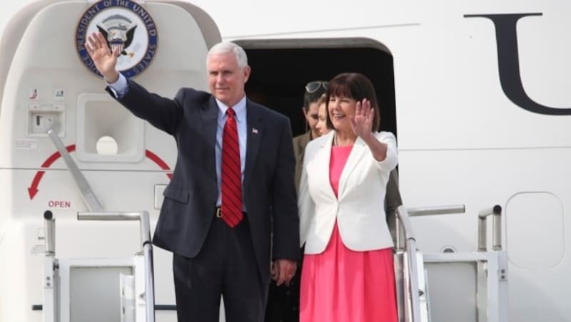 Mike Pence mit Ehefrau Karen zu Besuch in Südkorea (Bild: AP)